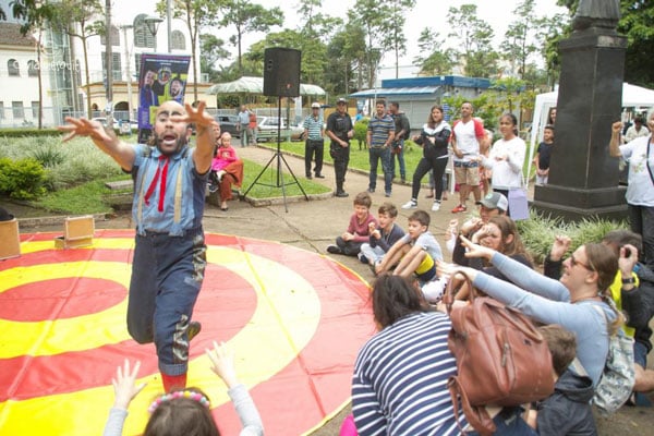 Circo proporciona entretenimento para mais de 1 mil pessoas