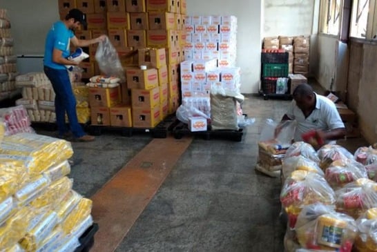 Prefeitura doa alimentos para famílias de alunos carentes