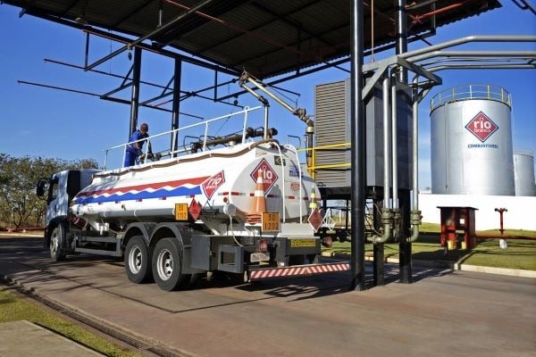 Distribuidora Rio Branco doa 5 mil litros de álcool para produção de álcool gel e líquido 70%