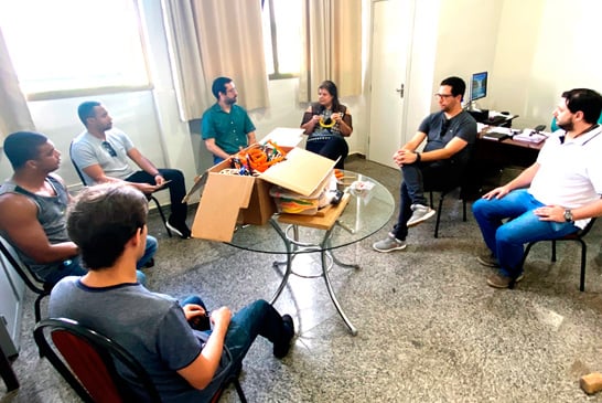 Desenvolvedores doam protetores faciais impressos em 3D para profissionais da saúde