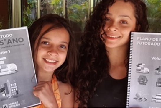 Alunos da rede estadual que não têm acesso virtual recebem Planos de Estudos Tutorados em casa