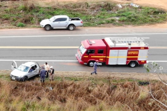 Idosa morre após acidente entre picape e caminhão próximo à Via Verde