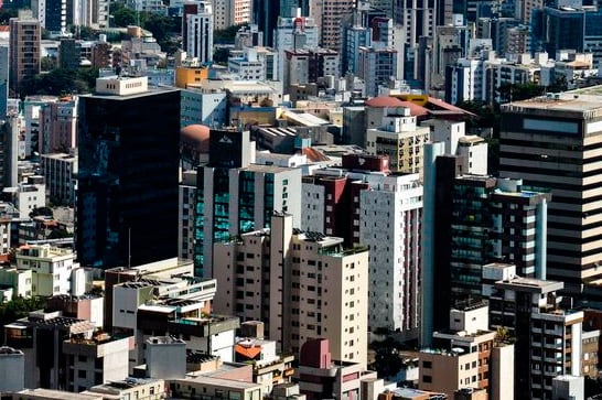 Estudo da UFMG revela em quais lugares o contágio pelo novo coronavírus pode ser maior