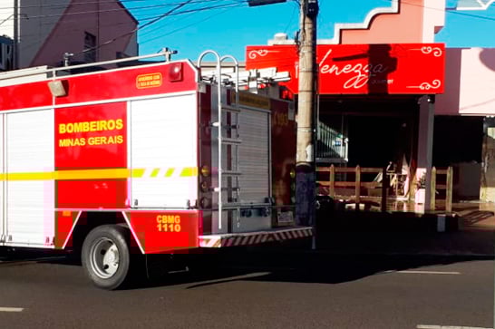 Botijões de gás causam incêndio em pizzaria na avenida Imbiara