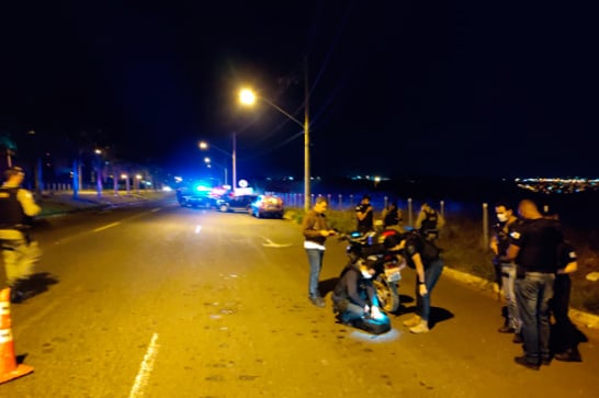 Operação contra o tráfico apreende drogas, simulacro de arma de fogo e veículo