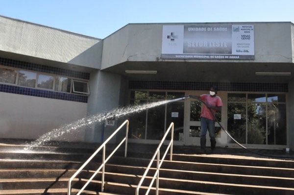 Desinfecção de lugares com grande circulação de pessoas continua sendo feita pela prefeitura