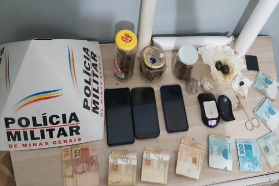 PM apreende grande quantia de dinheiro e drogas no Ana Pinto; dois jovens são presos