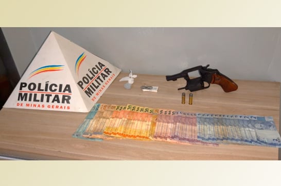 PM apreende arma e droga durante denúncia sobre desmanche de moto; envolvidos foram detidos