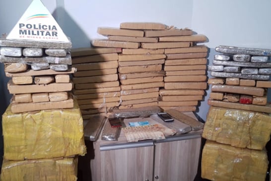 PM aborda veículo com mais de 190 quilos de maconha