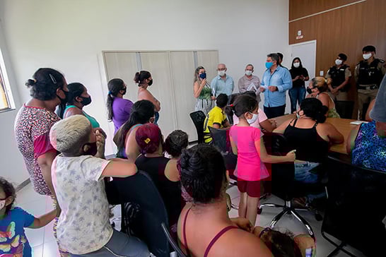 Prefeito recebe moradores que tiveram fornecimento de energia interrompido