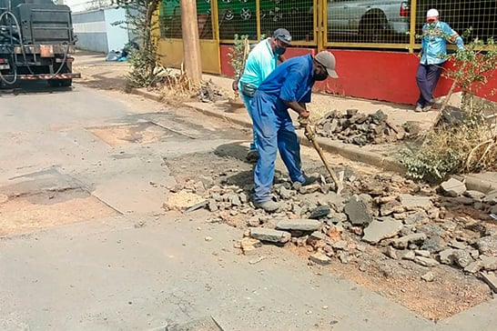 Vias de Araxá recebem operação tapa-buracos