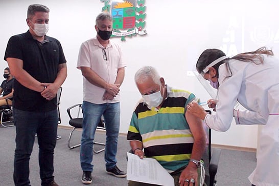 Araxá aplica as primeiras doses da vacina contra a Covid-19