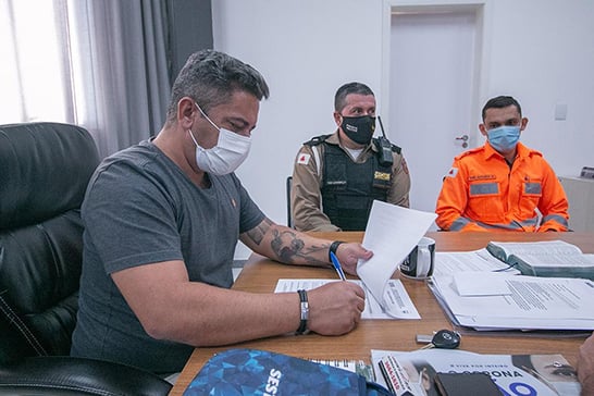 Prefeito assina acordo de cooperação mútua com Bombeiros e Polícia Militar Rodoviária