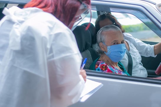 Araxá vacina 244 idosos com mais de 90 anos no sistema drive-thru