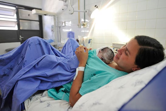 Salário-maternidade pode ser estendido para mães em caso de internação