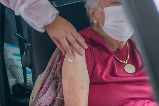 Aplicação da 2ª dose para idosos acima de 90 anos começa nesta terça por drive-thru na Escola Alice Moura