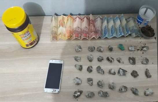 Adolescente é apreendido com drogas após denúncia