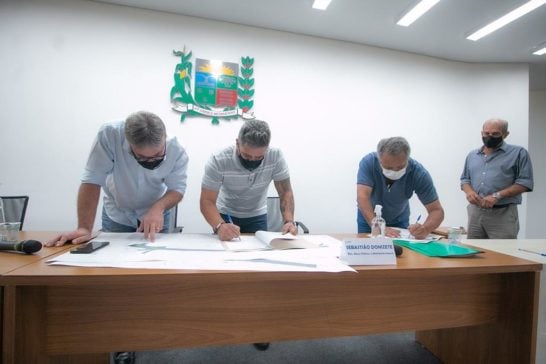 Prefeito assina sete ordens de serviço e cobra contratação de mão de obra de Araxá