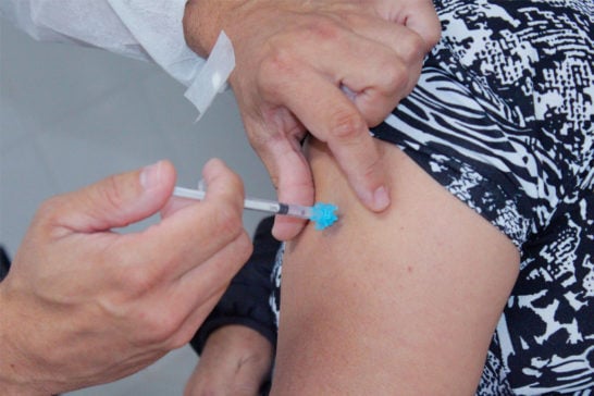 Estoque de vacinas da Pfizer esgota e imunização de pessoas a partir de 45 anos com comorbidades é suspensa