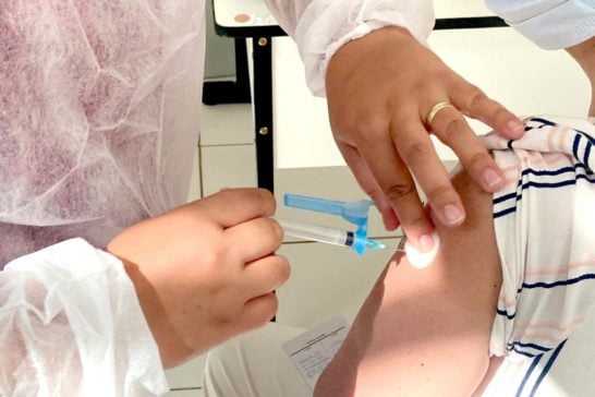 Pessoas com comorbidades de 59 e 58 anos vacinam contra a Covid-19 nesta quinta