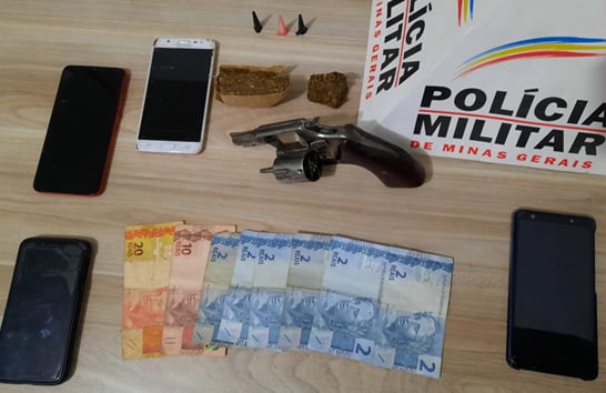 PM apreende arma e drogas com suspeitos de envolvimento com o tráfico
