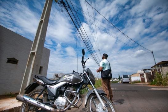 Empresas serão multadas por fios soltos em postes de Araxá