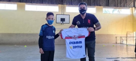 Prefeito participa de entrega de uniformes do projeto social Futuros Campeões