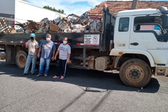 Quatro caminhões são utilizados para retirada de lixo e entulho em residência de acumulador no bairro Novo São Geraldo