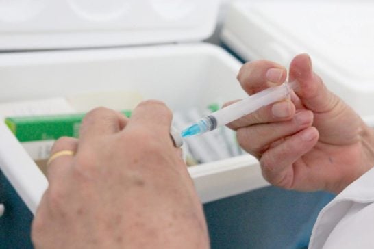 Vacinação contra gripe é suspensa para público em geral e prossegue para grupos prioritários