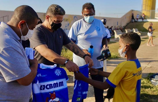 Alunos do projeto Dínamo Lobinho Transformando Vidas – futsal recebem kit uniforme