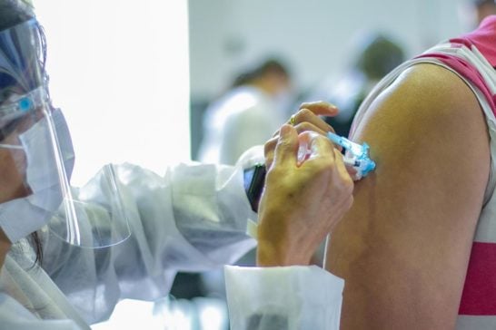 Araxá convoca pessoas para antecipação da 2ª dose da CoronaVac e AstraZeneca na próxima terça