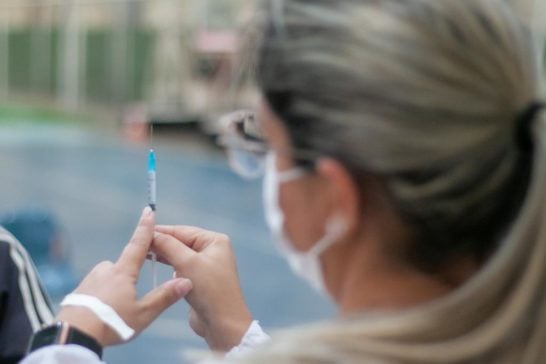 Pessoas com 60 anos recebem 2ª dose contra a Covid-19 nesta terça