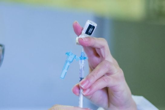 Araxá realiza mutirão de 2ª dose da CoronaVac, AstraZeneca e Pfizer nesta segunda