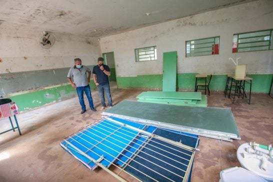 Prefeito visita escola que está sendo reformada