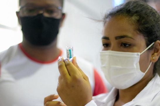 Araxá antecipa 2ª dose da CoronaVac, AstraZeneca e Pfizer nesta quinta