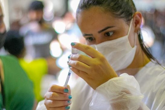 Araxá vacina pessoas com imunossupressão e adolescentes entre 12 e 17 anos com comorbidades nesta terça