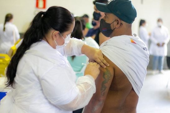 Araxá faz repescagem de vacina contra a Covid-19 para população adulta nesta quarta