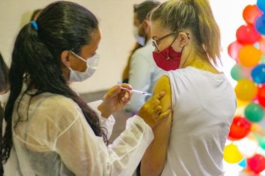 Araxá antecipa 2ª dose da CoronaVac, AstraZeneca e Pfizer nesta quinta