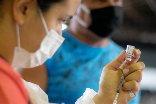 Araxá aplica a 3ª dose em profissionais de saúde que atuam diretamente no combate à Covid-19 nesta quinta